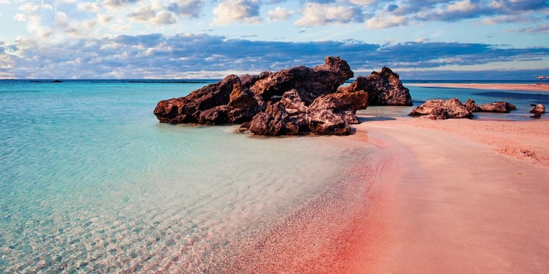 Pantai Elafonisi di Kreta terkenal dengan warna pasirnya dan airnya yang jernih.